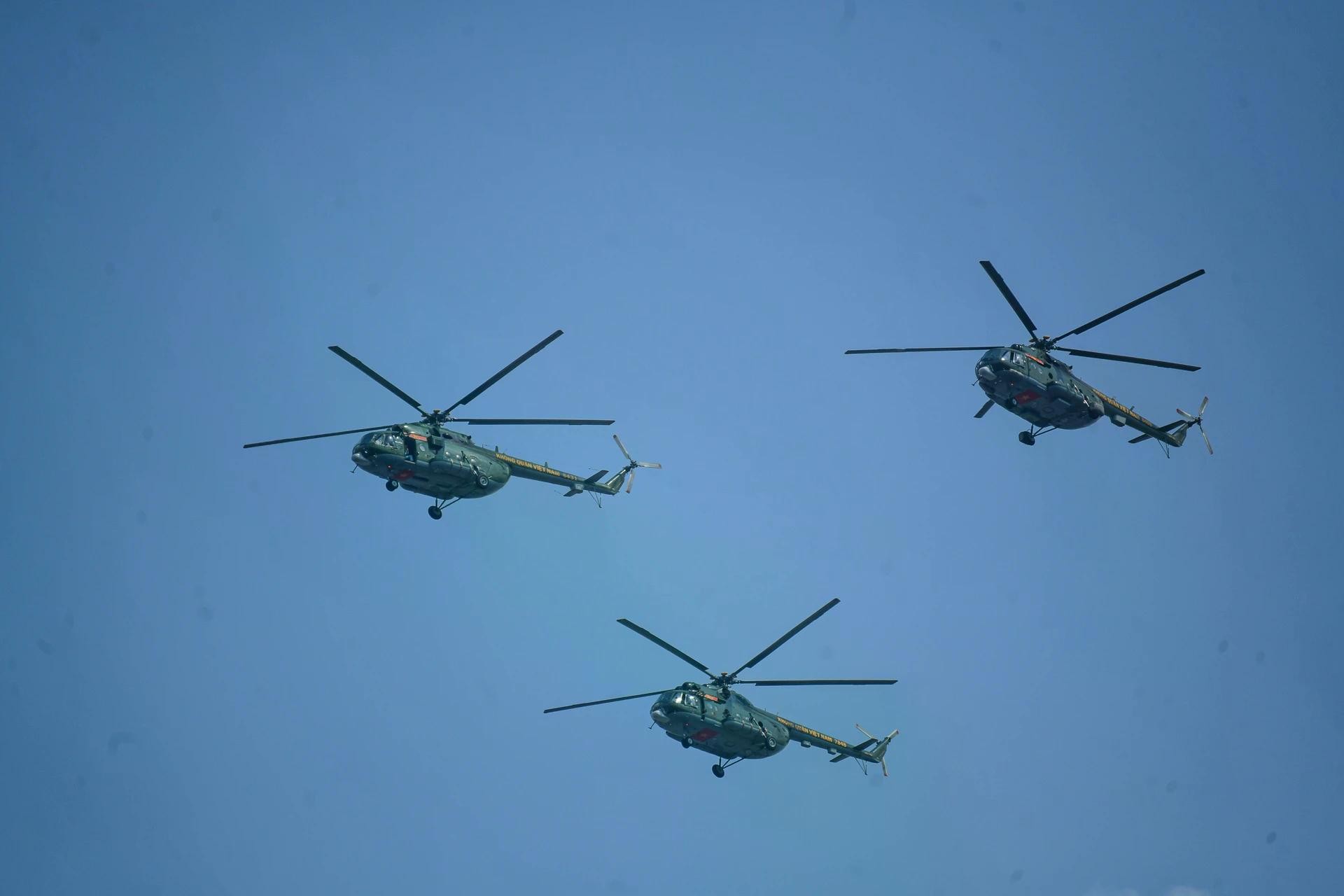 10 trực thăng hiệp đồng xếp đội hình 3-4-3, đồng bộ trong kỹ thuật bay. Các phi đội thực hiện biểu diễn đội hình ở nhiều độ cao khác nhau, rèn luyện khả năng phối hợp giữa các tổ bay và xử lý tình huống trên không.