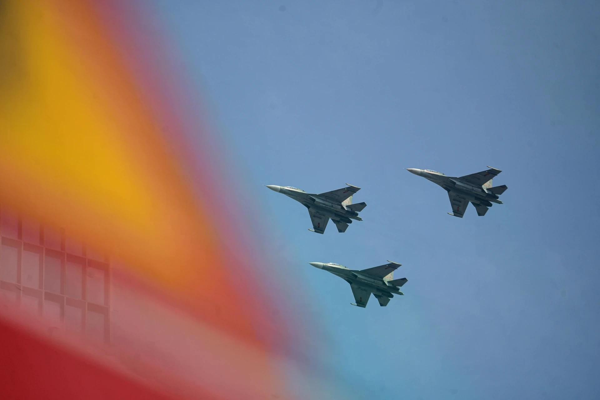 Khoảng 9h30, 7 tiêm kích Su30-MK2 xuất hiện trên bầu trời TP.HCM, hướng từ TP Thủ Đức vào quận 1.