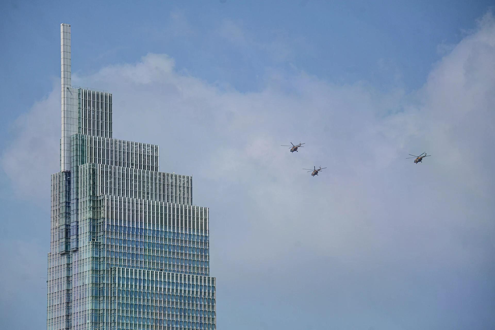 Dàn trực thăng bay qua Vietcombank Tower ở trung tâm quận 1.