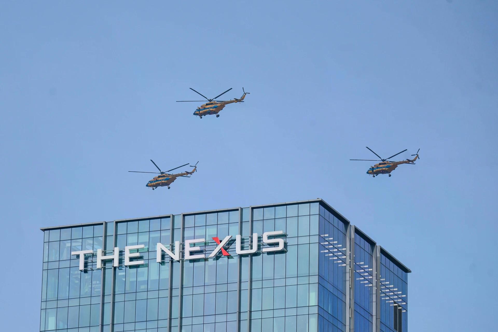 Trong ảnh, 10 trực thăng hiện đại như Mi-8, Mi-171, Mi-17 bay qua tòa nhà The Nexus (quận 1).