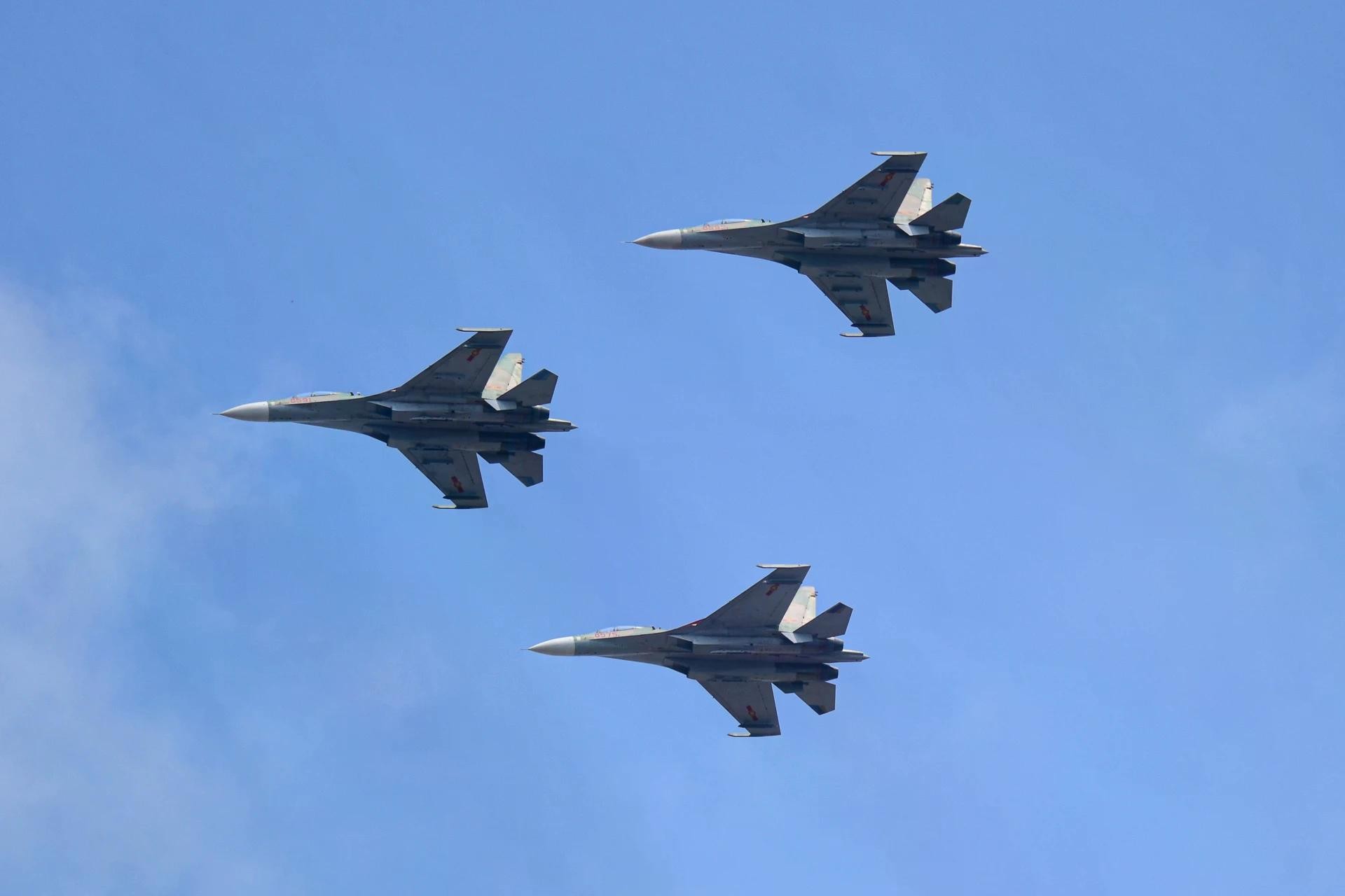 Theo kế hoạch diễu binh dịp lễ 30/4, Quân chủng Phòng không - Không quân đã huy động hàng chục máy bay như SU30-MK2, trực thăng Mi các loại,YAK-130 để tập luyện. Đây là lần đầu tiên số lượng lớn máy bay chiến đấu trình diễn trên bầu trời TP.HCM.