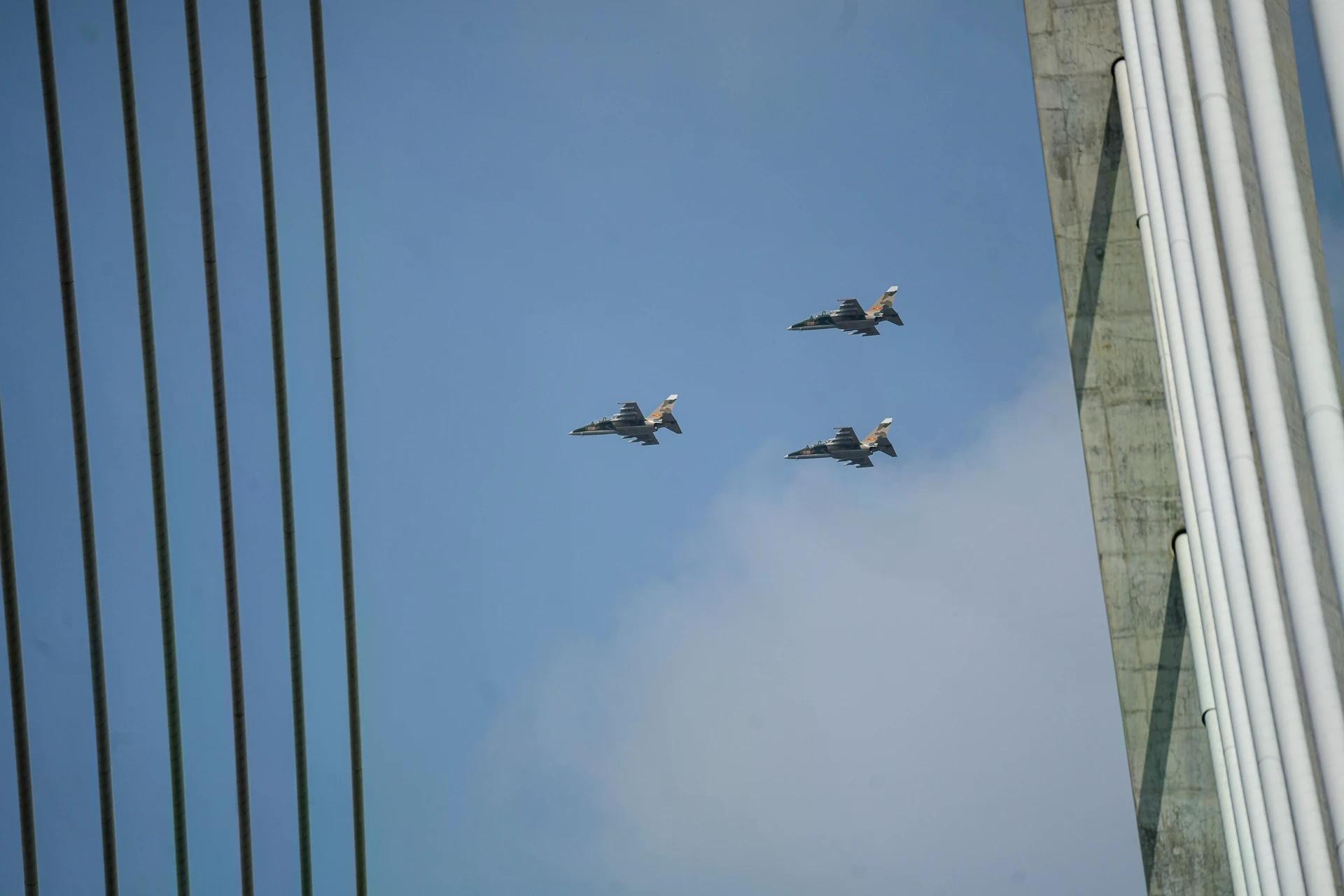 Phi đội máy bay huấn luyện chiến đấu Yak-130 bay ngang cầu Ba Son (quận 1).