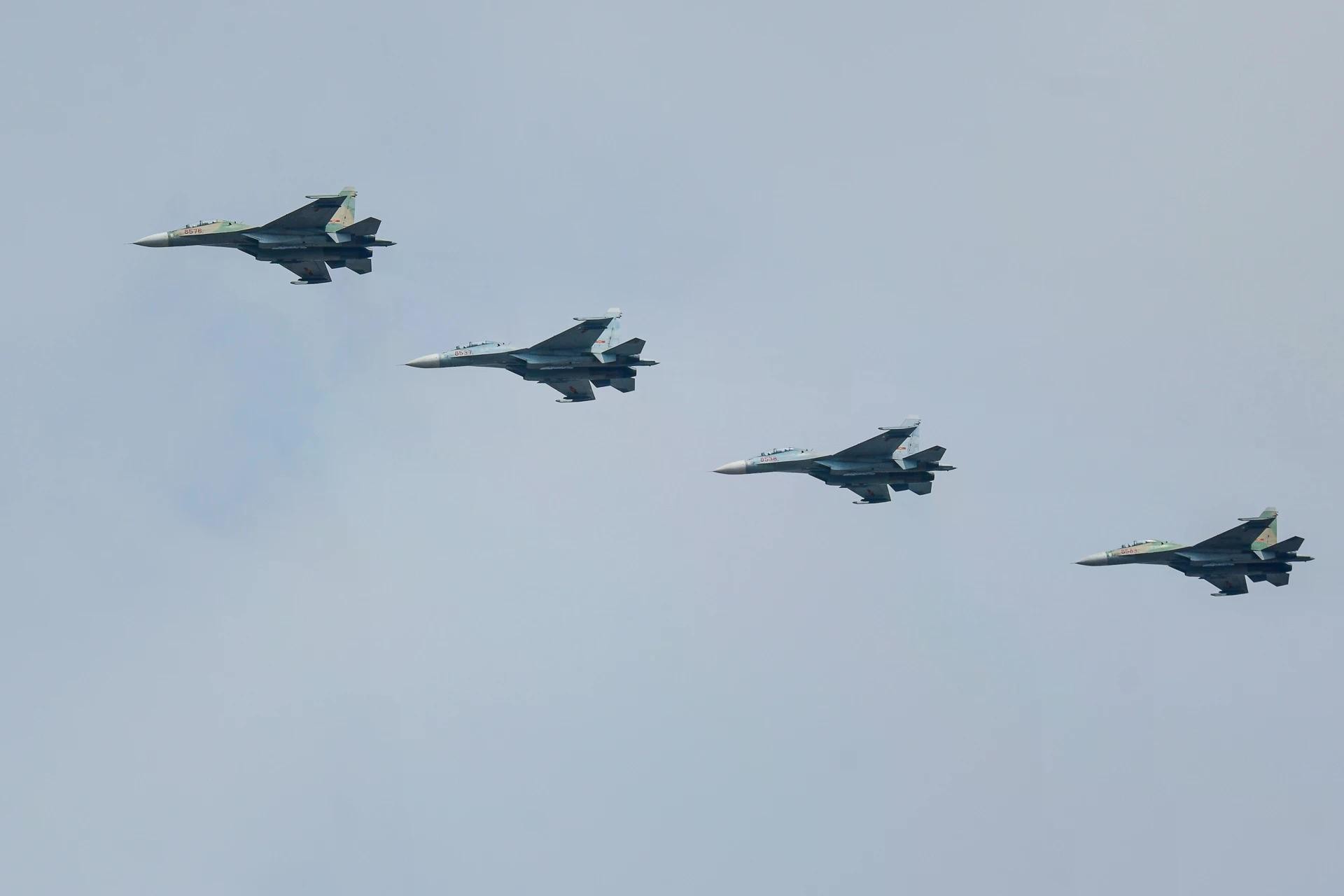 Đây là lần đầu tiên phi đội bay luyện tại trung tâm TP.HCM sau gần một tháng tập luyện ở khu vực Biên Hòa.