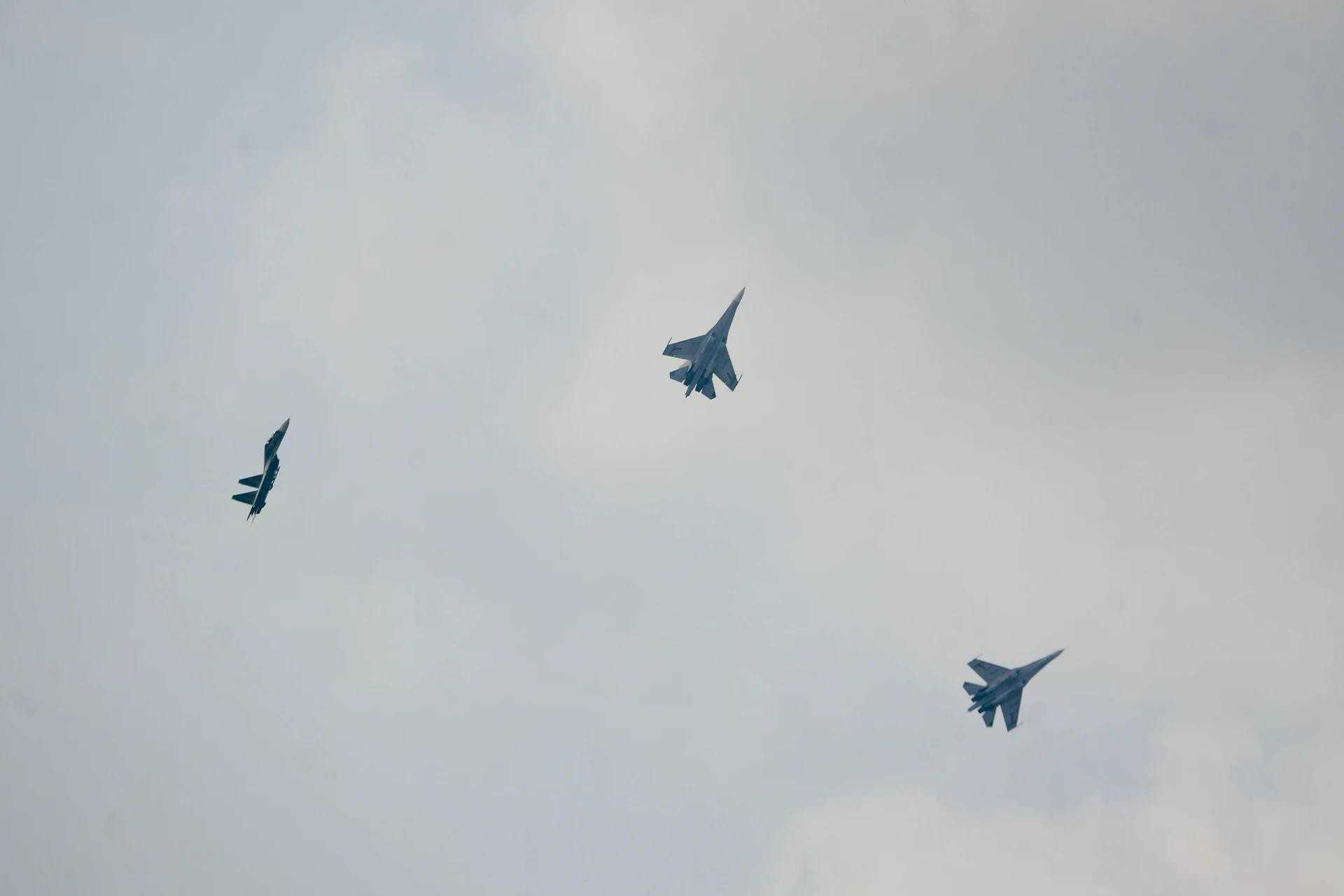 3 chiếc tiêm kích SU30-MK2 tách đội hình, biểu diễn xoay vòng.