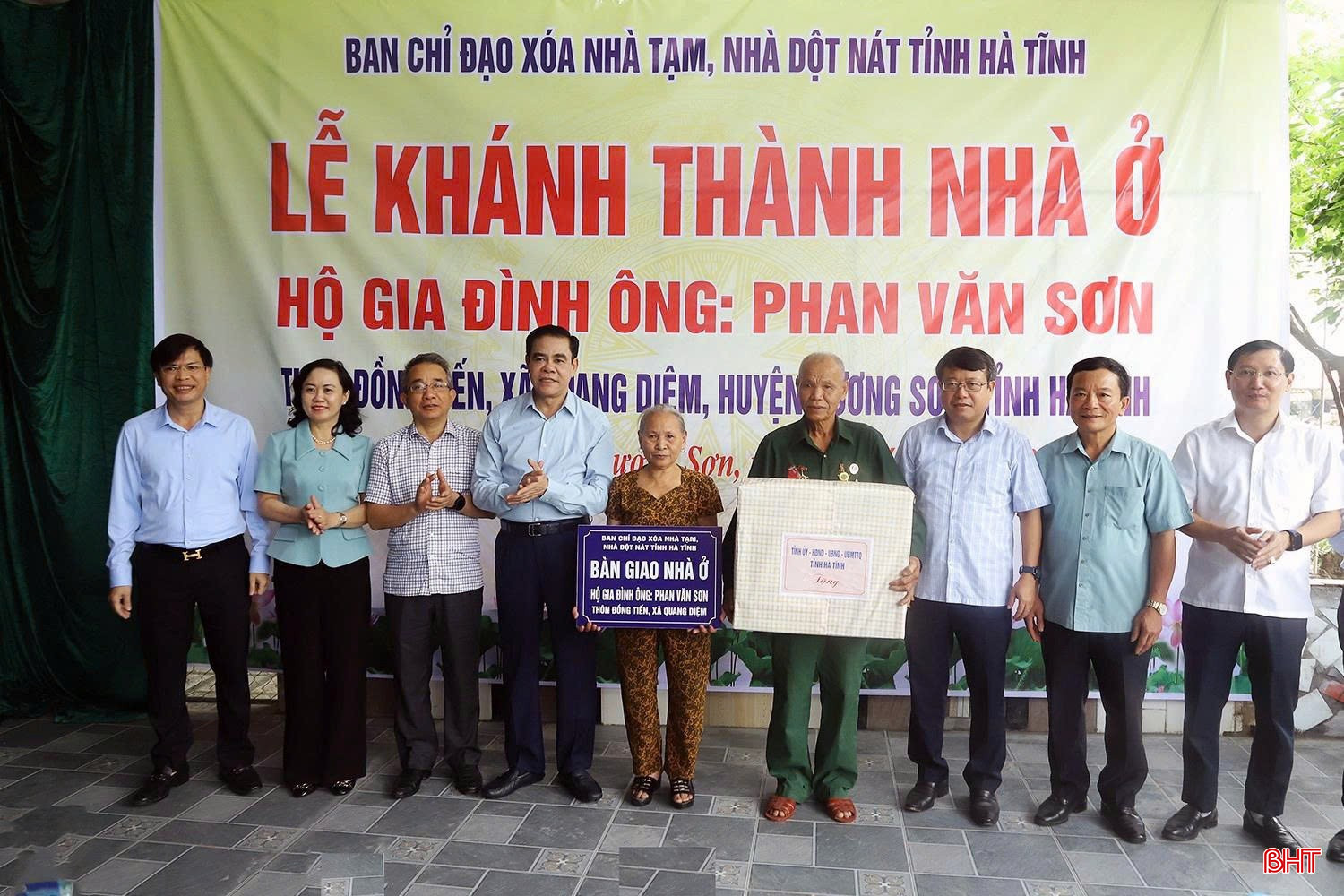 Chủ tịch UBND tỉnh Võ Trọng Hải và đoàn tặng biểu trưng bàn giao nhà ở và quà cho gia đình ông Phan Văn Sơn (thôn Đồng Tiến, xã Quang Diệm, Hương Sơn)... bqbht_br_z6650474412798-3373c60353d5491425f65293122804e4.jpg