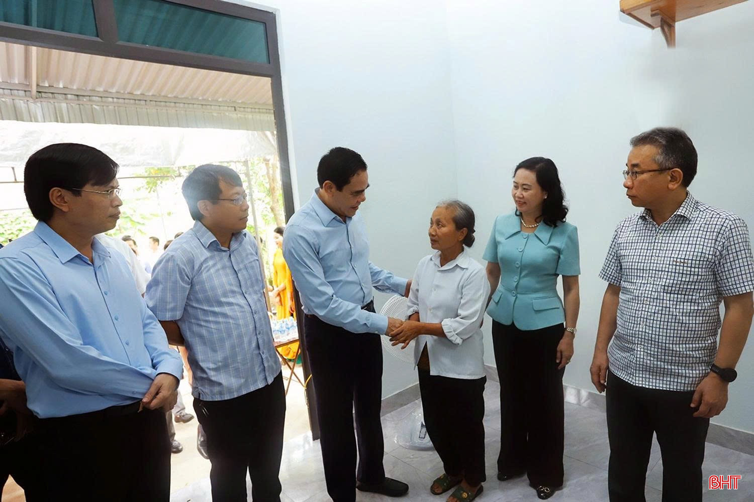 Chủ tịch UBND tỉnh Võ Trọng Hải và đoàn công tác thăm hỏi, chúc mừng gia đình bà Nguyễn Thị Phương Mai. bqbht_br_z6650474412540-e8a5720b7f940a715ea898c1ac9f2191.jpg