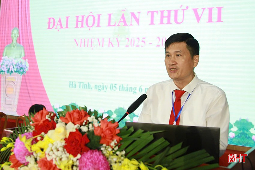 Đồng chí Trần Chiến Thắng, Phó Bí thư Đảng bộ, Hiệu trưởng Trường Cao đẳng Y tế Hà Tĩnh trình bày báo cáo chính trị. bqbht_br_z6675283915155-8c2d604239f62c2be2bb2437018ba3ef.jpg