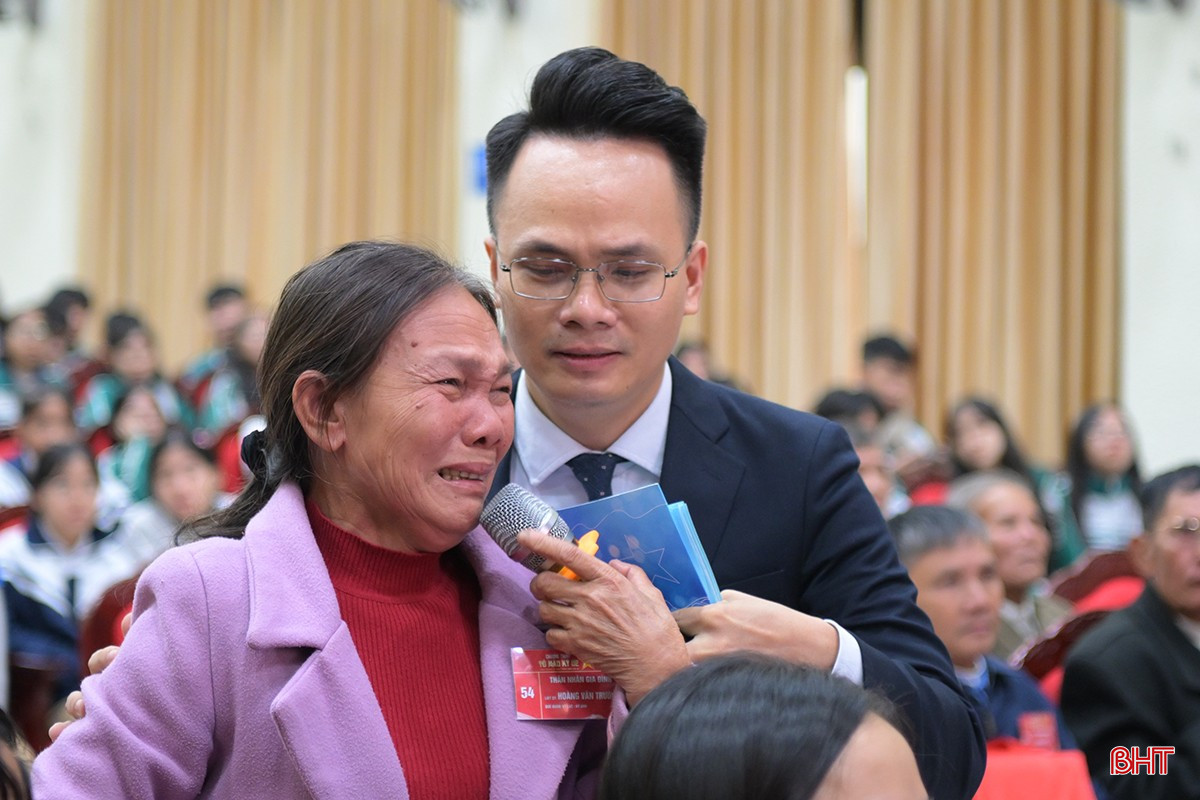Bà Hoàng Thị Hoàn (Kỳ Lạc, huyện Kỳ Anh) xúc động khi được chương trình trao tặng di ảnh của bố. bqbht_br_az9a-5023.jpg