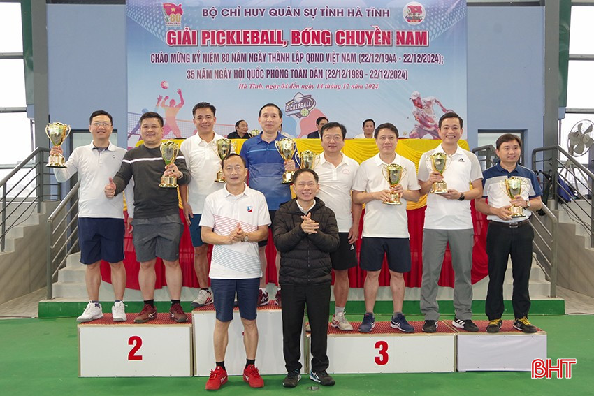 Lãnh đạo các đơn vị trao giải cho các cặp đôi ở nội dung pickleball cup 2. bqbht_br_6-1.jpg