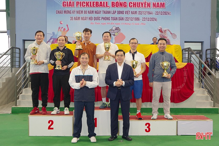 Bí thư Tỉnh ủy Hoàng Trung Dũng và Chủ tịch UBND tỉnh Võ Trọng Hải trao giải cho các cặp đôi ở nội dung pickleball cup 1. bqbht_br_5-1.jpg