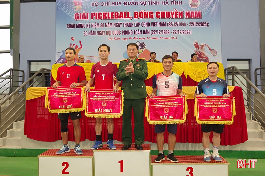 BTC trao giải cho nội dung bóng chuyền nam. bqbht_br_2-5.jpg