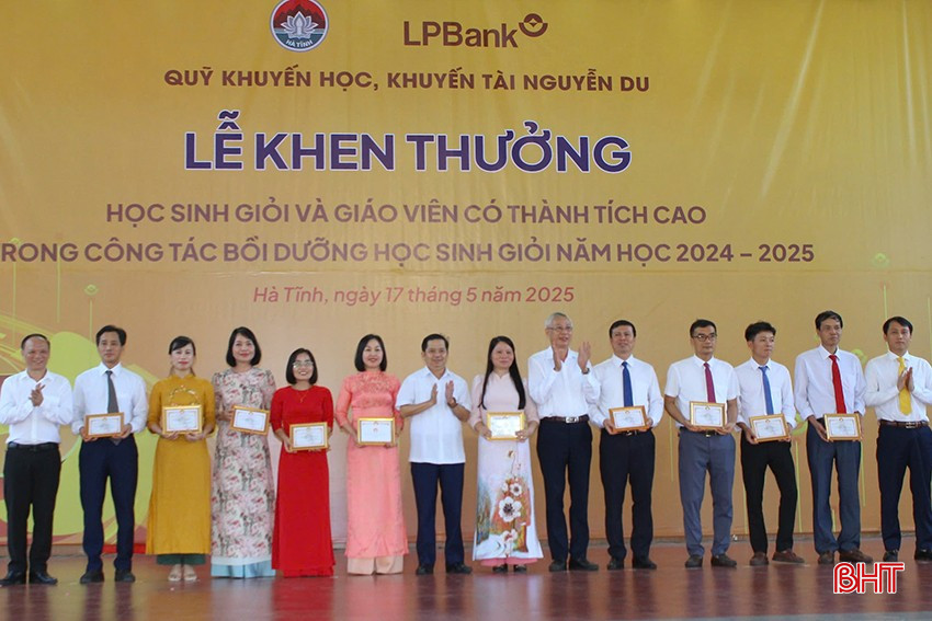 .... và trao thưởng cho các giáo viên có thành tích trong công tác hướng dẫn, bồi dưỡng học sinh giỏi cấp quốc gia. bqbht_br_7.jpg