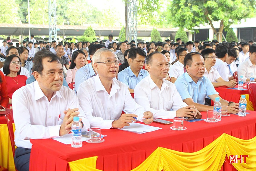 Đại biểu tham dự lễ khen thưởng. bqbht_br_2.jpg
