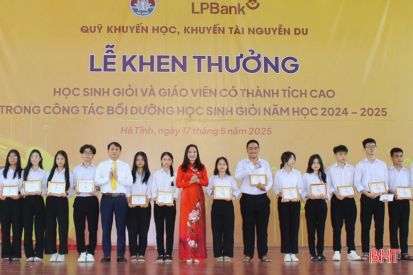 Đại diện nhà tài trợ và Trường THPT Chuyên Hà Tĩnh trao thư khen cùng phần thưởng cho các học sinh giỏi tỉnh... bqbht_br_1.jpg