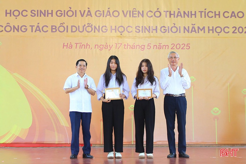 Đại diện lãnh đạo tỉnh, Hội Khuyến học Hà Tĩnh trao thư khen và phần thưởng cho các học sinh giỏi quốc gia. bqbht_br_5.jpg
