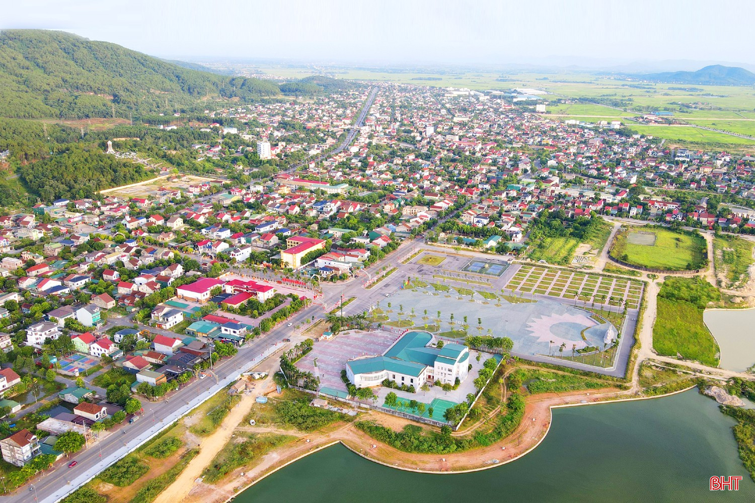 Quảng trường, công viên trung tâm phường Bắc Hồng Lĩnh. bqbht_br_dt-dji-0834.jpg