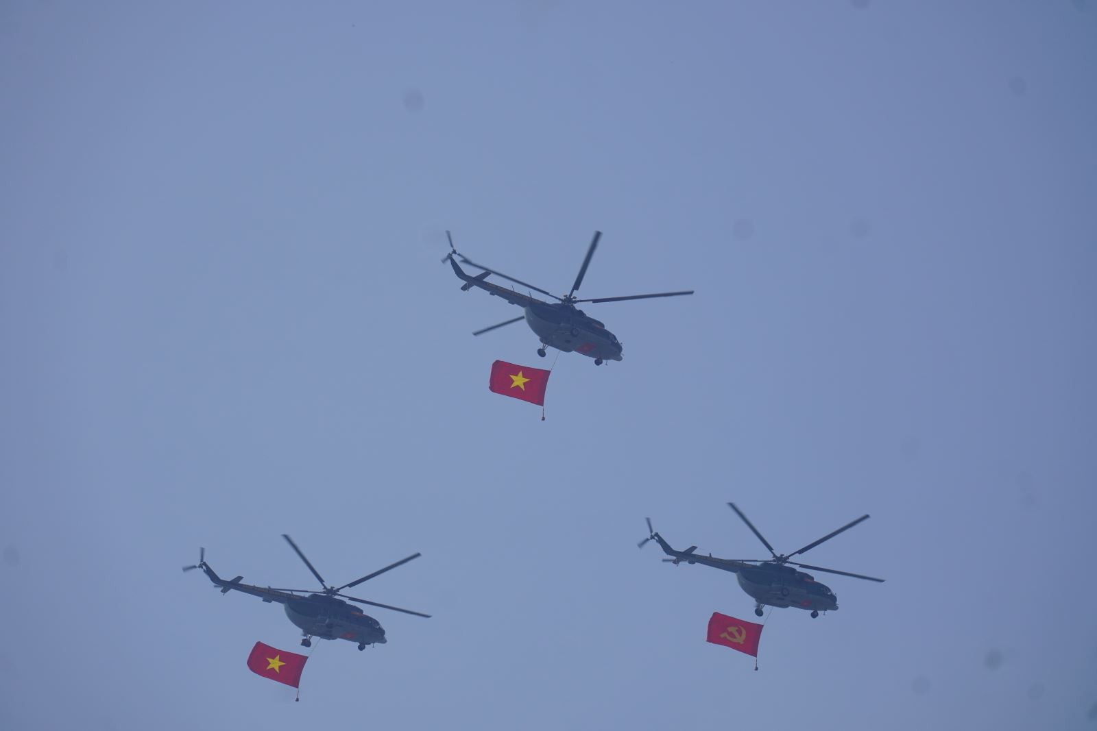 Khoảng 8 giờ, các phi đội tiêm kích và trực thăng bắt đầu bay đến trung tâm TP Hồ Chí Minh.