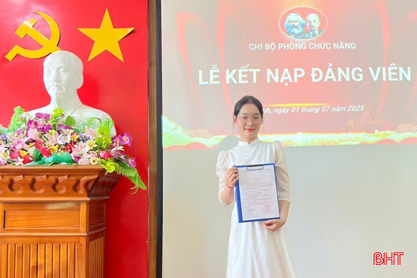 Sinh viên Ninh Hoàng Như Ý vinh dự được kết nạp vào Đảng, đây kết quả từ quá trình rèn luyện, phấn đấu bền bỉ và lý tưởng sống tích cực. bqbht_br_mnh.jpg