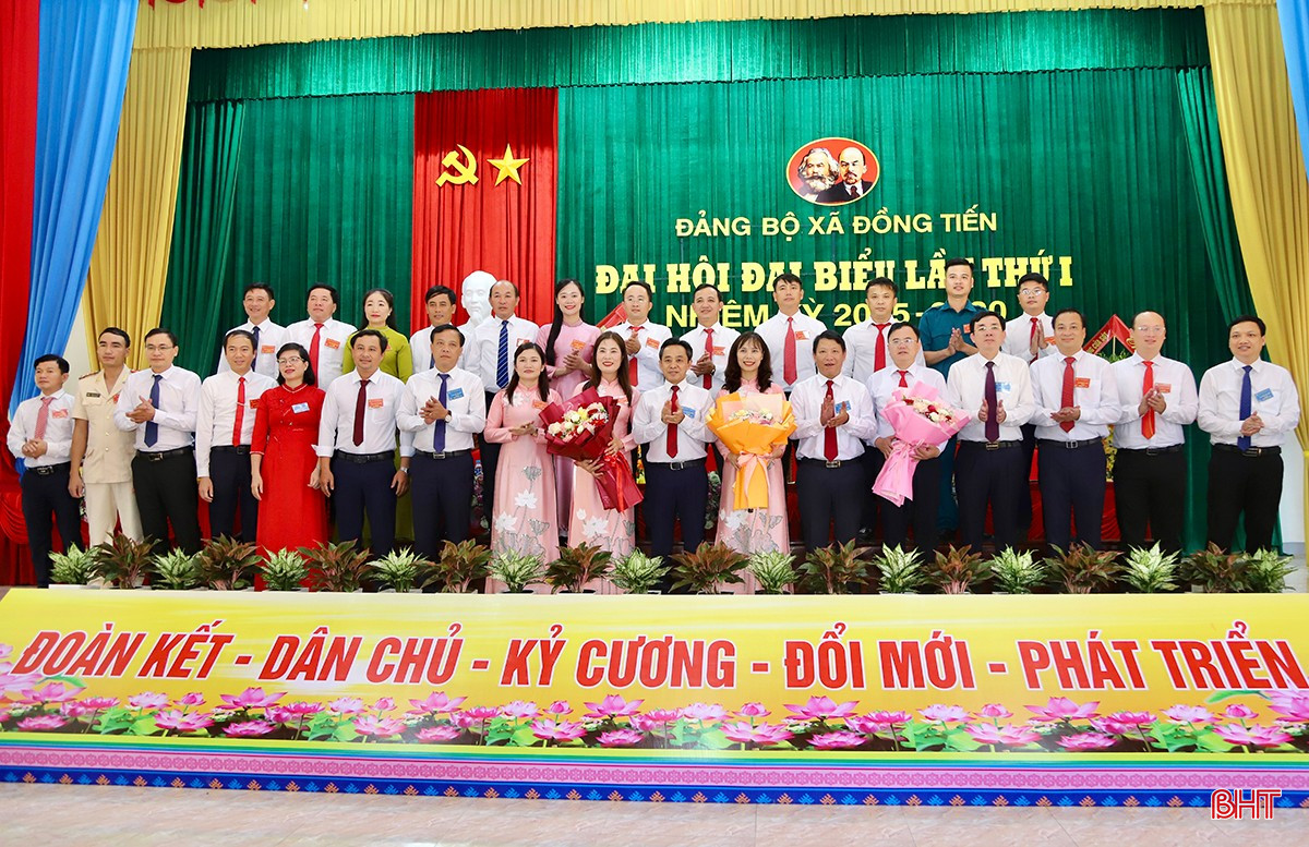 Phó Bí thư Thường trực Tỉnh ủy Trần Thế Dũng và đại biểu tặng hoa chúc mừng BCH Đảng bộ xã Đồng Tiến nhiệm kỳ mới. bqbht_br_img-9907-1.jpg