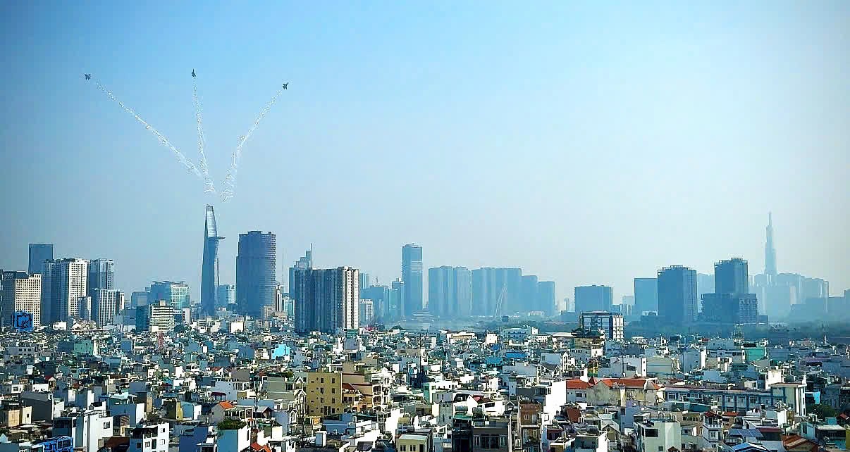 Màn trình diễn của máy bay tiêm kích nhìn từ xa. Ảnh: Thu Ngân