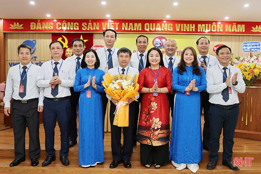Lãnh đạo Đảng ủy UBND tỉnh tặng hoa chúc mừng BCH nhiệm kỳ mới. bqbht_br_z6694904114919-24f18c6282b7652fbbc19e1b832ba565.jpg