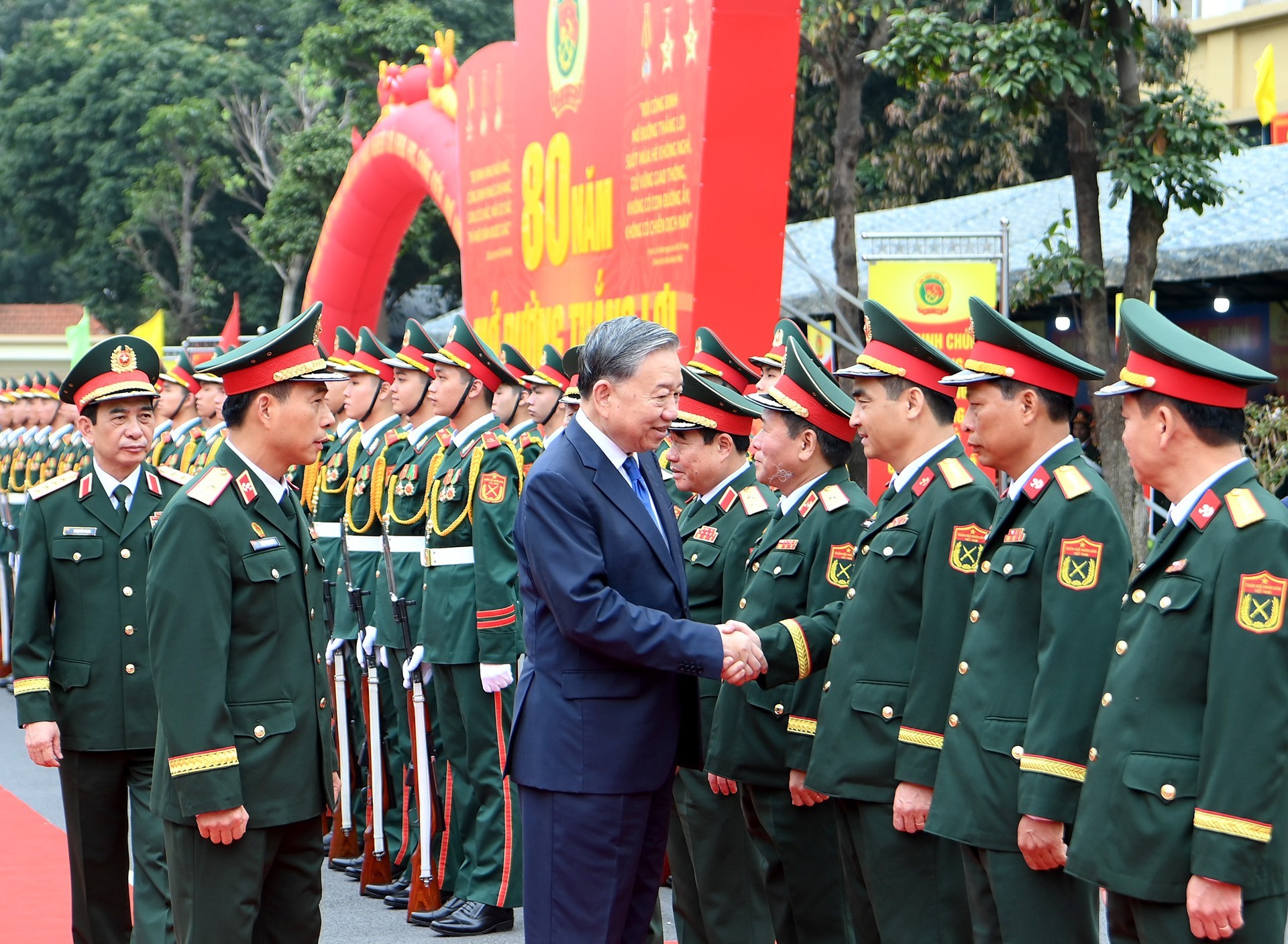 Tổng Bí thư Tô Lâm với lãnh đạo Bộ Quốc phòng và Binh chủng Công binh. (Ảnh: ĐĂNG KHOA)