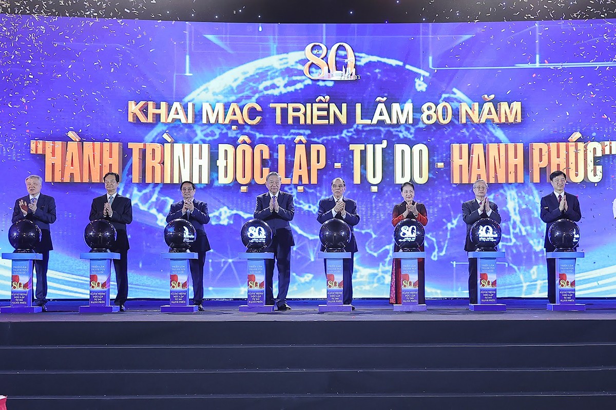 Các đại biểu thực hiện nghi thức bấm nút khai mạc triển lãm. img0113-1756351483472380259804.jpg