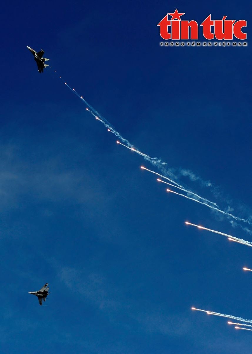 Những chiếc máy bay tiêm kích lướt qua như “xé toạc” không trung, để lại vệt khói phản lực giữa trời