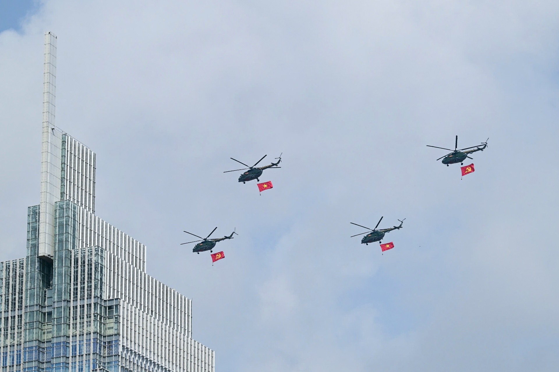 Các biên đội trực thăng bay qua các tòa nhà cao tầng ở trung tâm TP.HCM. Ảnh: Duy Nikon.
