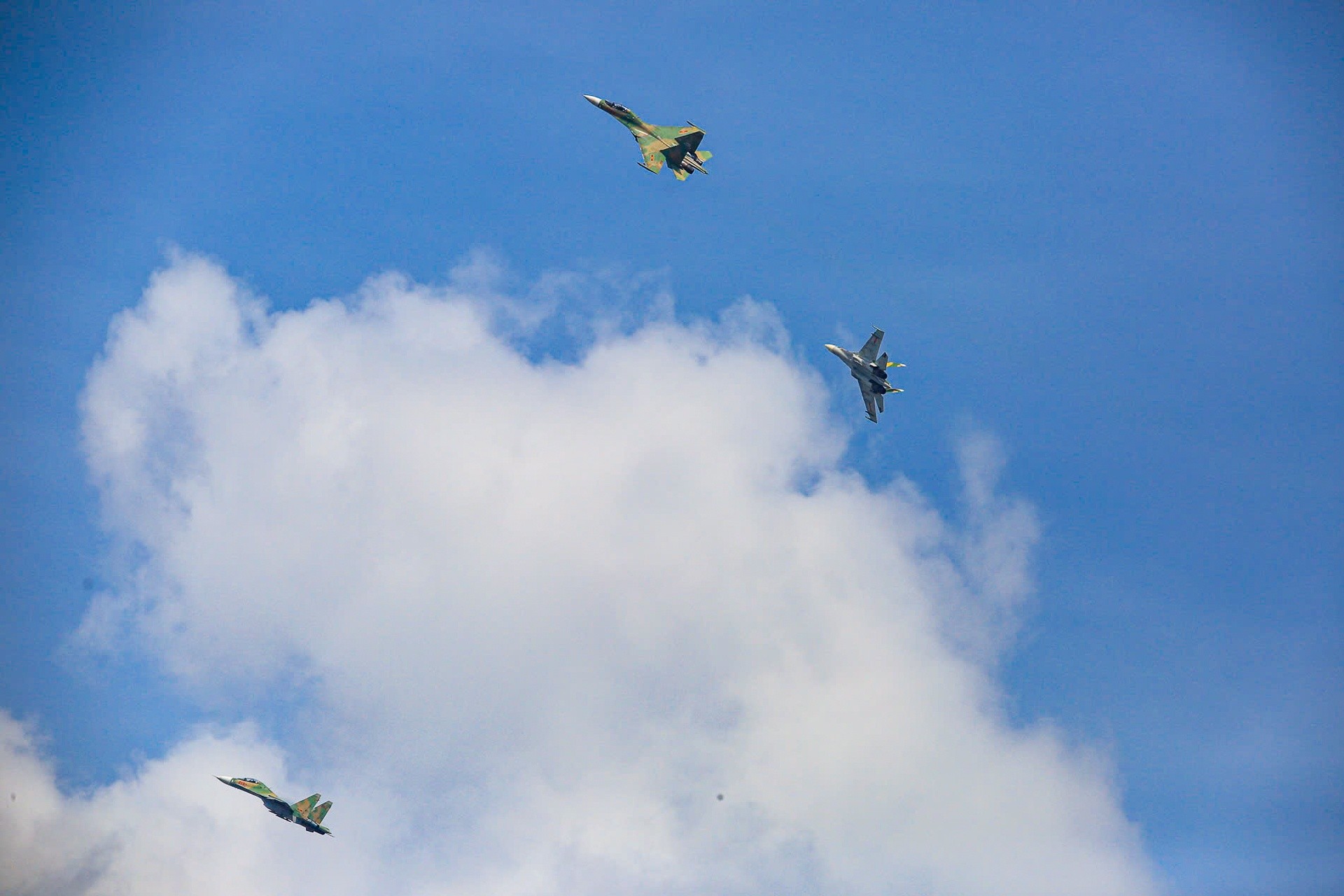 Theo kế hoạch diễu binh dịp lễ 30/4, Quân chủng Phòng không - Không quân đã huy động hàng chục máy bay như SU30-MK2, trực thăng Mi các loại,YAK-130 để tập luyện. Đây là lần đầu tiên số lượng lớn máy bay chiến đấu trình diễn trên bầu trời TP.HCM. Ảnh: Quỳnh Danh.