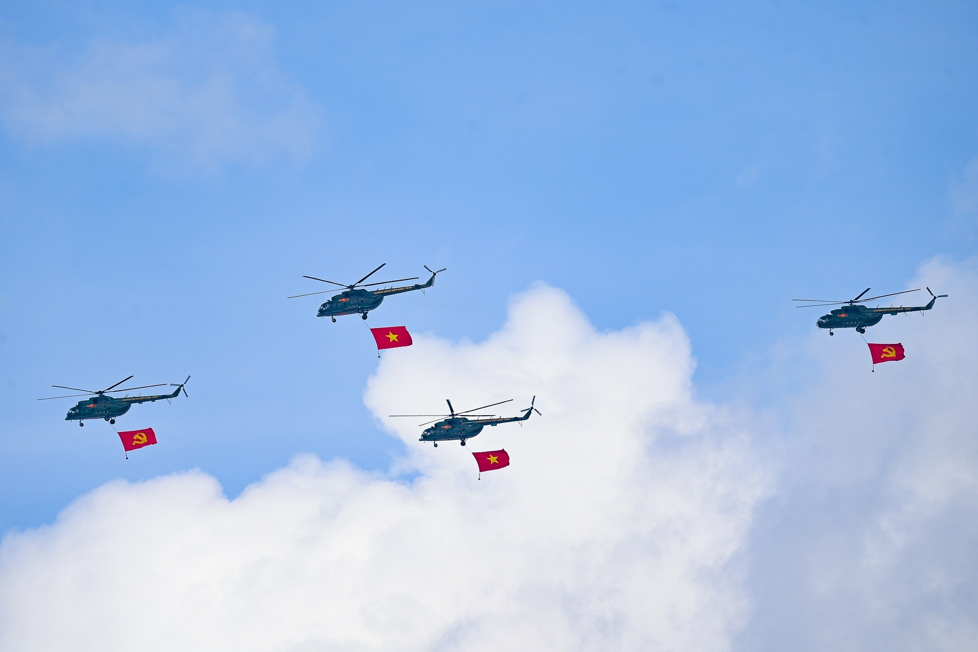 Biên đội 4 chiếc trực thăng bay trên khu vực quận 4. Ảnh: Duy Hiệu.