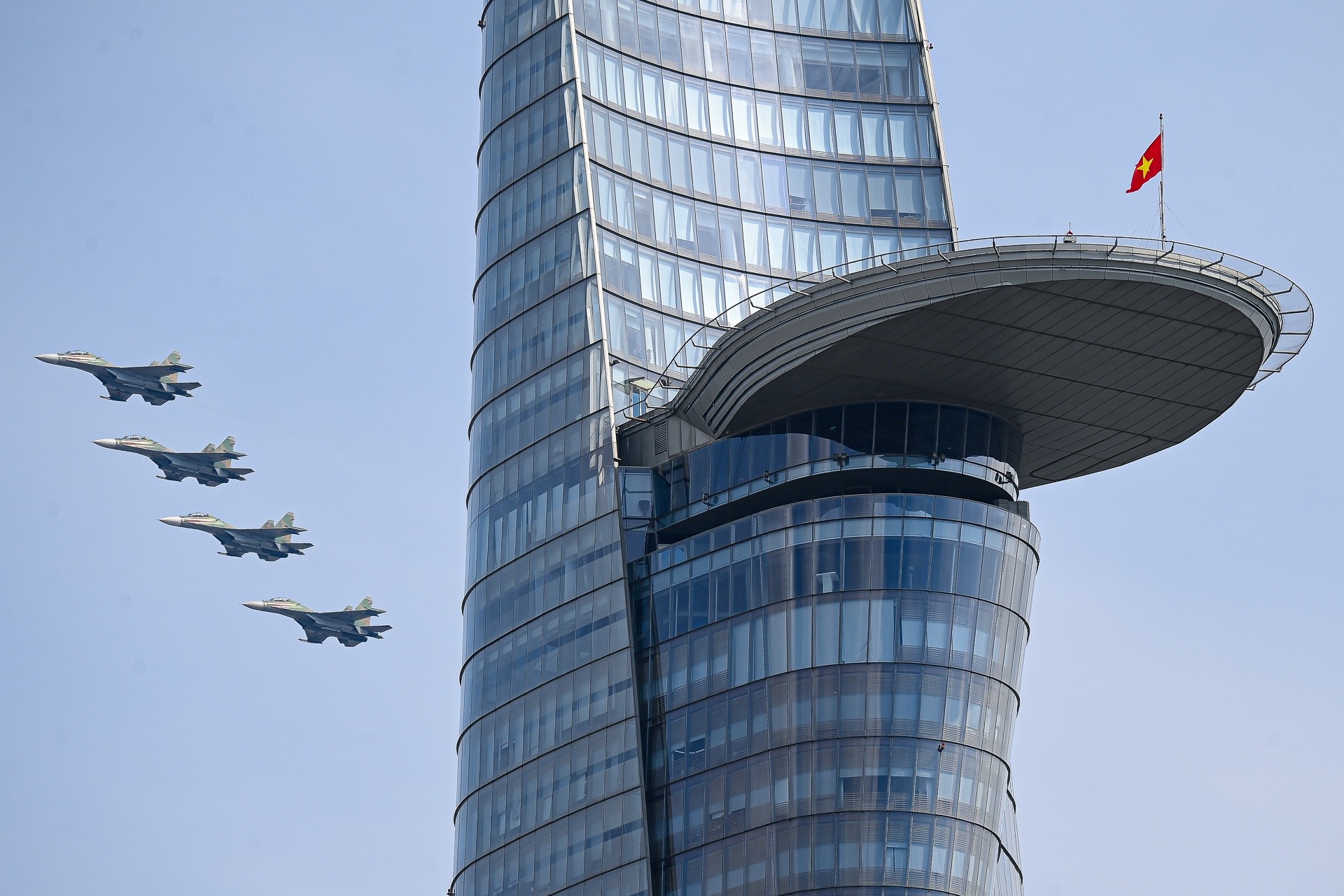 Khoảng 9h, các máy bay đến trung tâm quận 1 (TP.HCM). Tại đây, các máy bay bay duy trì độ cao 350 m. Ảnh: Duy Hiệu.