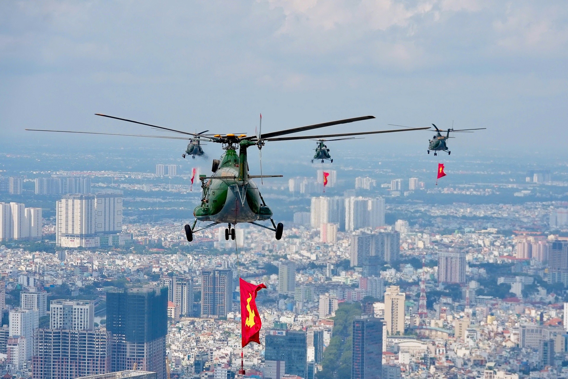 Đội hình bay được tổ chức thành ba biên đội, đội hình 3-4-3. Khoảng cách giữa các trực thăng trong từng biên đội là 30 m. Ảnh: Văn Nguyện.