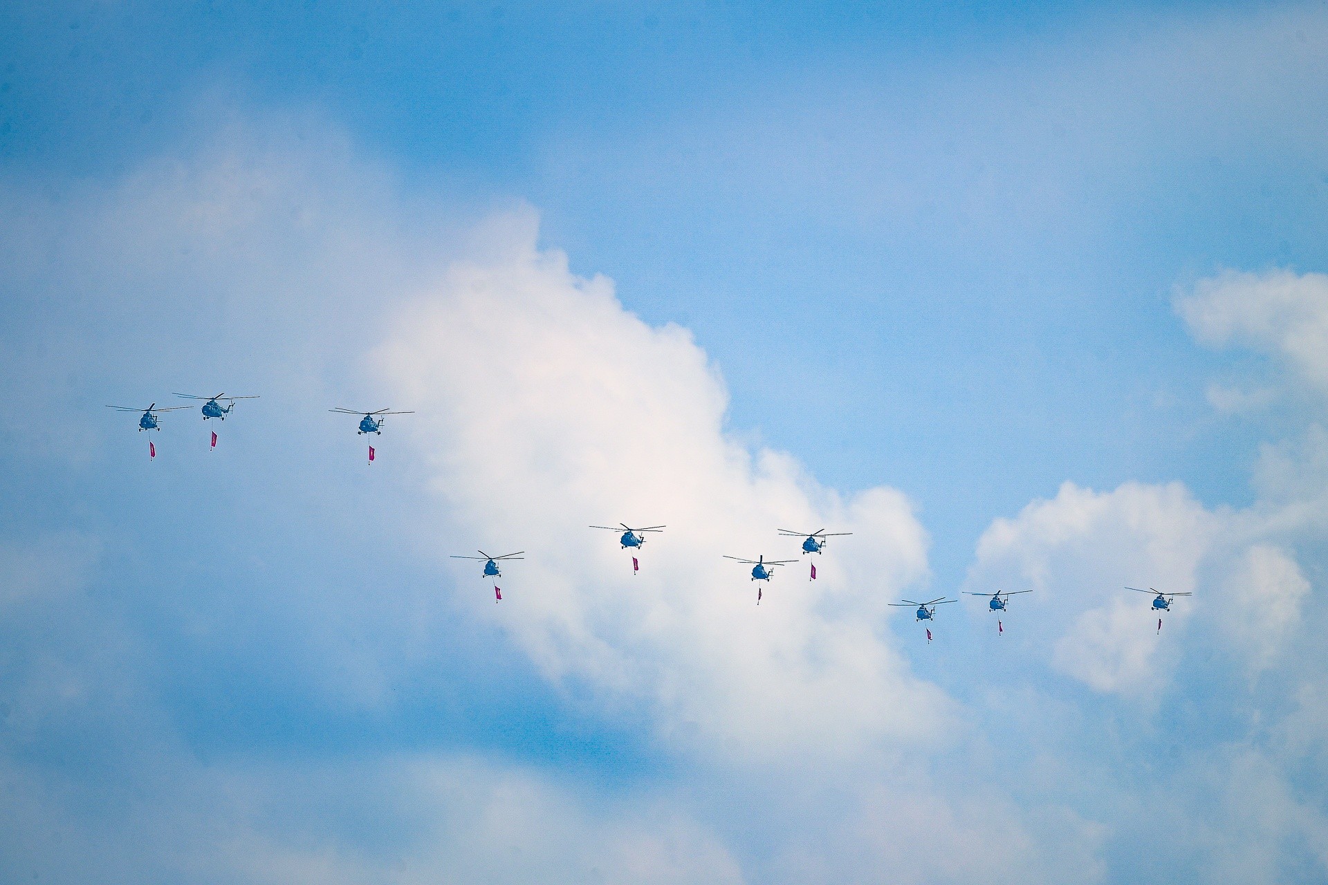 10 chiếc trực thăng xếp đội hình kéo cờ bay trên sông Sài Gòn. Khoảng cách giữa các trực thăng trong từng biên đội là 30 m để đảm bảo an toàn và đồng bộ. Ảnh: Duy Hiệu.