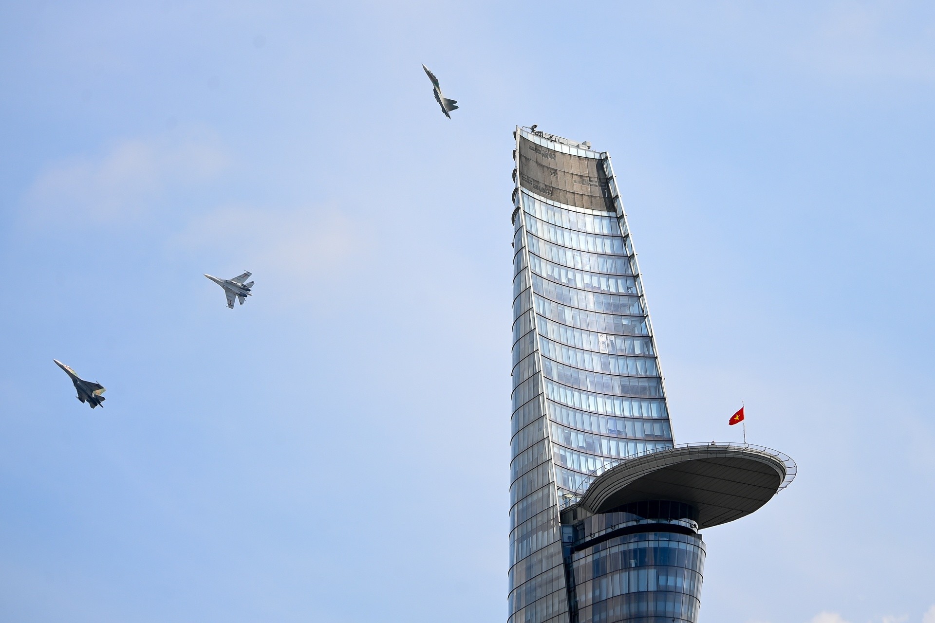 7 chiếc tiêm kích SU30-MK2 tách đội hình, biểu diễn xoay vòng, chao lượn. Tại khu vực trung tâm, máy bay ở độ cao 350-400 m, ra đến bờ sông Bến Bạch Đằng, độ cao hạ xuống khoảng 200 m. Ảnh: Duy Hiệu.