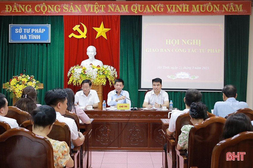 Các đồng chí lãnh đạo Sở Tư pháp chủ trì hội nghị. bqbht_br_3a.jpg