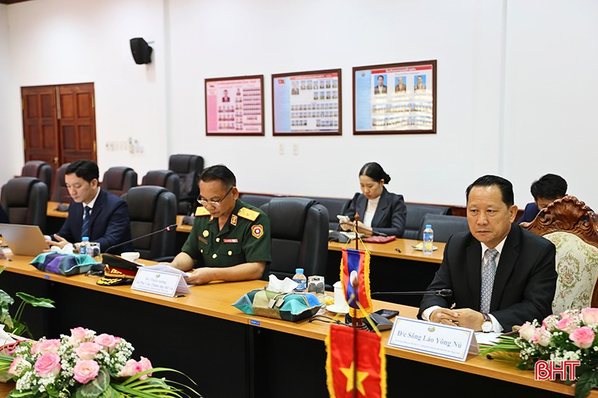 ...và đại biểu Ban Công tác đặc biệt Thủ đô Viêng Chăn dự hội đàm. bqbht_br_lao.jpg