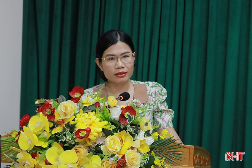 Trưởng phòng Tư pháp thành phố Hà Tĩnh Nguyễn Thị Phương Chi góp ý các nội dung liên quan. bqbht_br_4.jpg