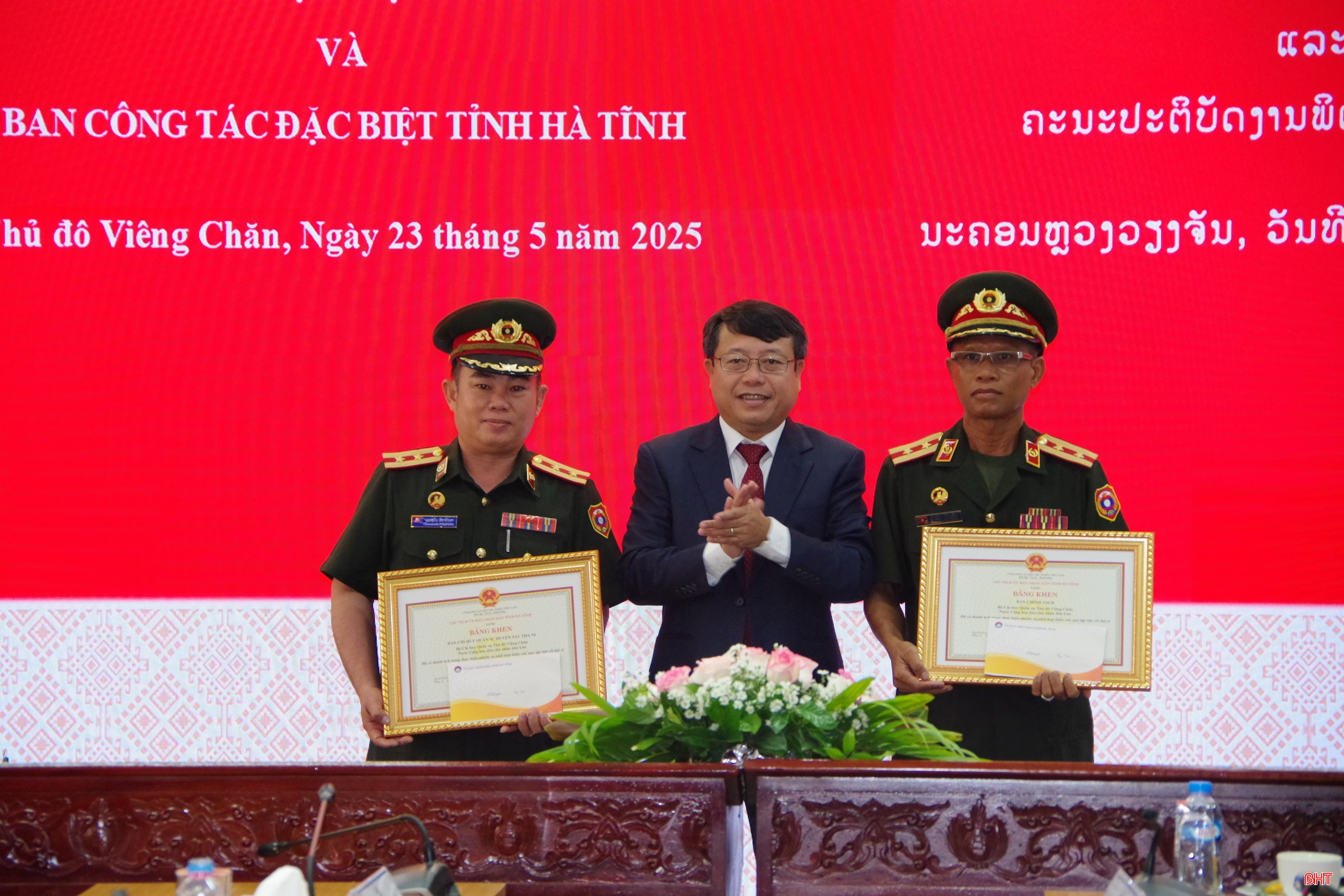 Phó Chủ tịch UBND tỉnh Dương Tất Thắng trao bằng khen của UBND tỉnh Hà Tĩnh cho các tập thể, cá nhân tại Thủ đô Viêng Chăn có thành tích xuất sắc trong công tác phối hợp khảo sát, tìm kiếm, quy tập hài cốt liệt sỹ mùa khô năm 2024 – 2025. bqbht_br_2-khen.jpg