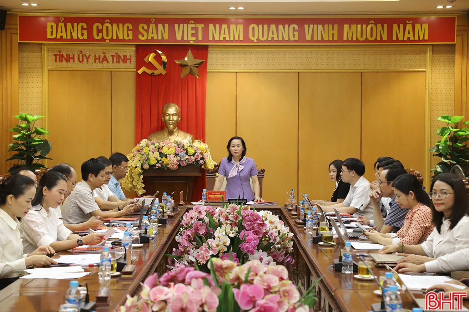 Đồng chí Trương Thanh Huyền - Ủy viên BTV Tỉnh ủy, Trưởng ban Tổ chức Tỉnh ủy chủ trì duyệt Đại hội đại biểu Đảng bộ xã Kỳ Khang. alkj.jpg