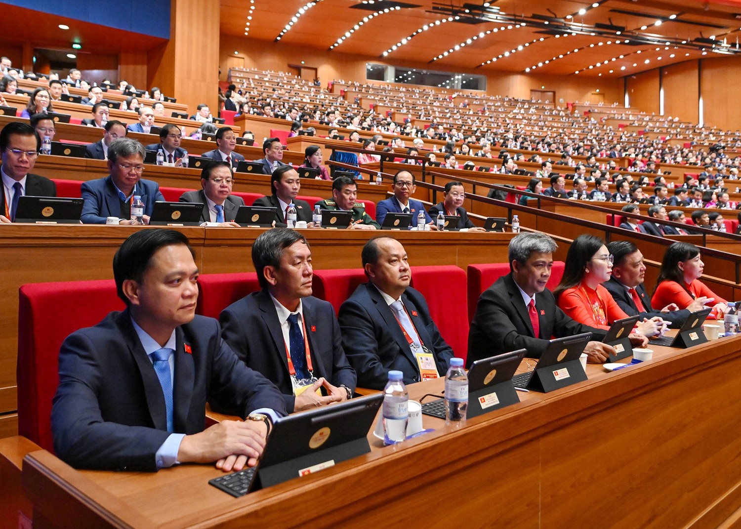 Các đại biểu dự phiên thảo luận tại hội trường về các Văn kiện Đại hội.