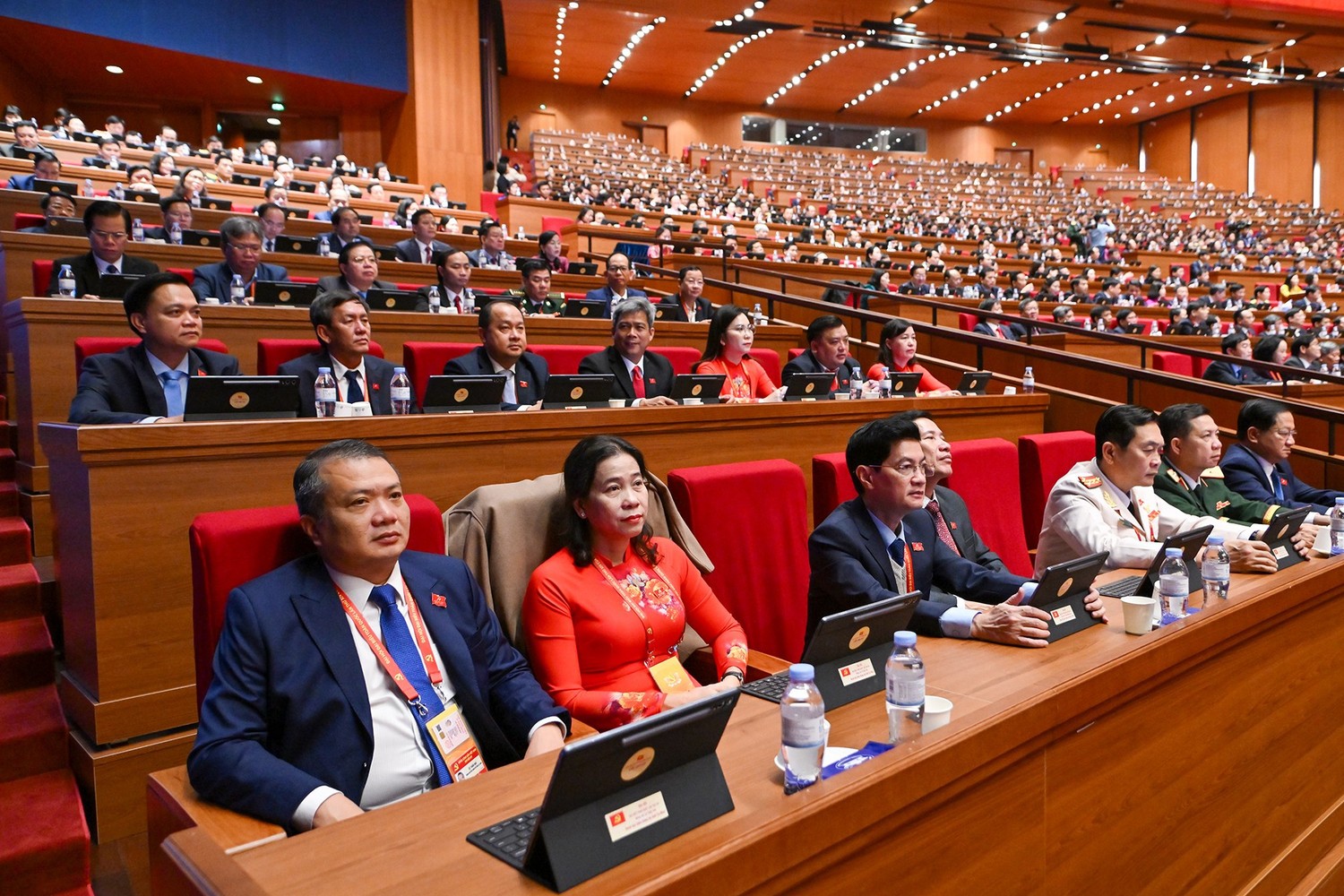 Các đại biểu dự phiên thảo luận tại hội trường về các Văn kiện Đại hội.