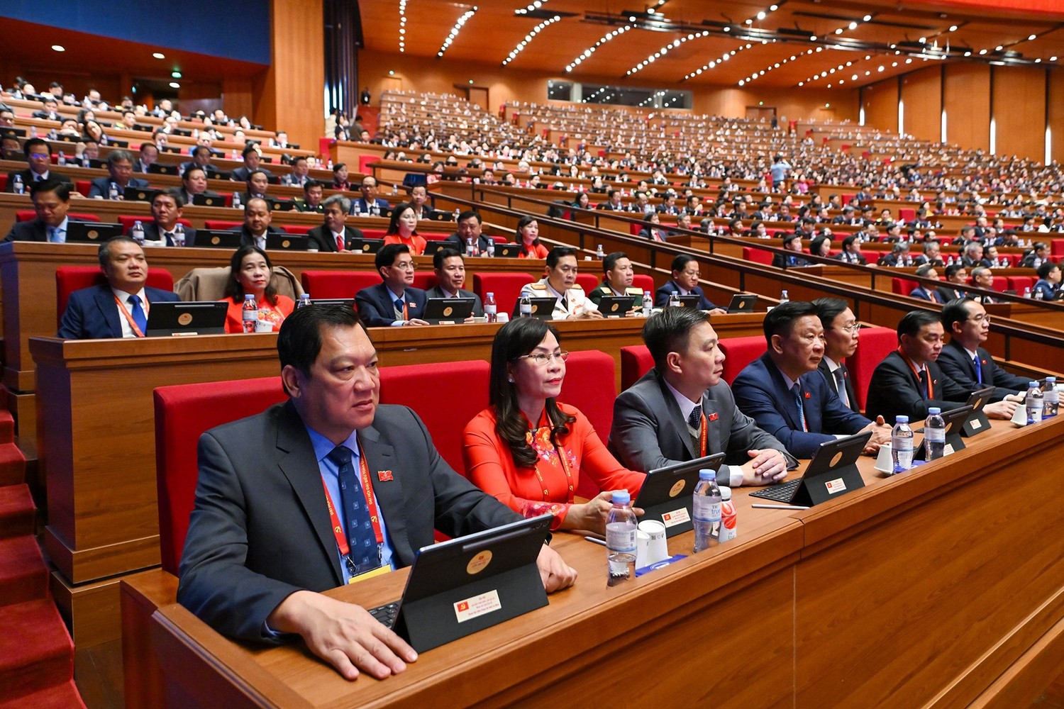 Các đại biểu dự phiên thảo luận tại hội trường về các Văn kiện Đại hội.