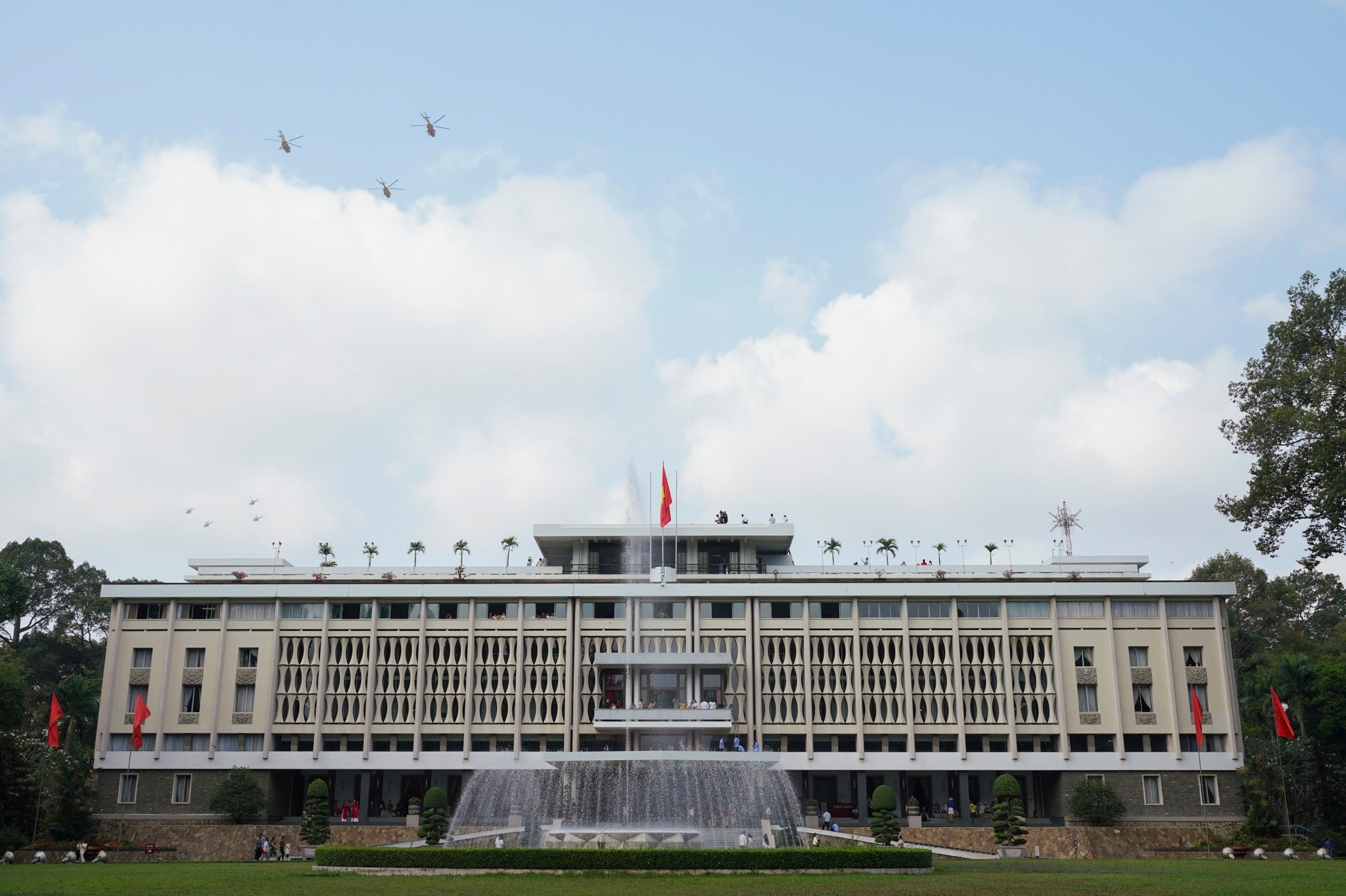 Trực thăng bay qua Dinh Độc Lập (quận 1) lúc 9h20.