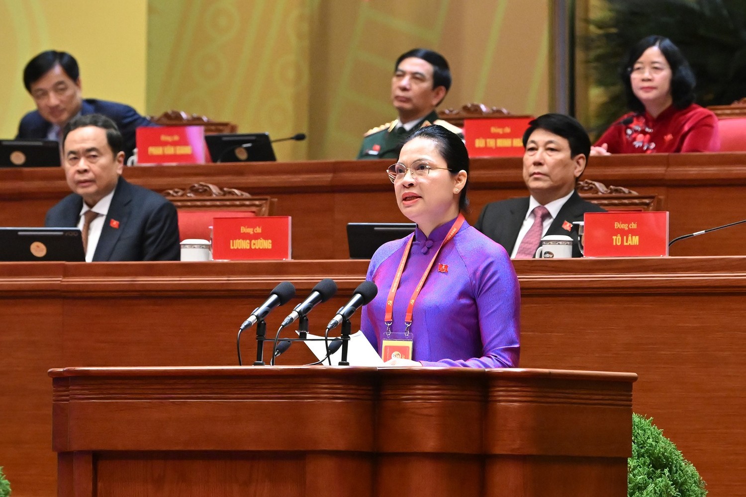 Đồng chí Hà Thị Nga, Ủy viên Trung ương Đảng, Phó Bí thư Thường trực Đảng ủy Mặt trận Tổ quốc, các đoàn thể Trung ương, Phó Chủ tịch, Tổng Thư ký Ủy ban Trung ương Mặt trận Tổ quốc Việt Nam, tham luận về vấn đề: Phát huy sức mạnh đoàn kết toàn dân tộc - nền tảng, động lực quan trọng thực hiện thắng lợi các mục tiêu phát triển đất nước trong kỷ nguyên mới.