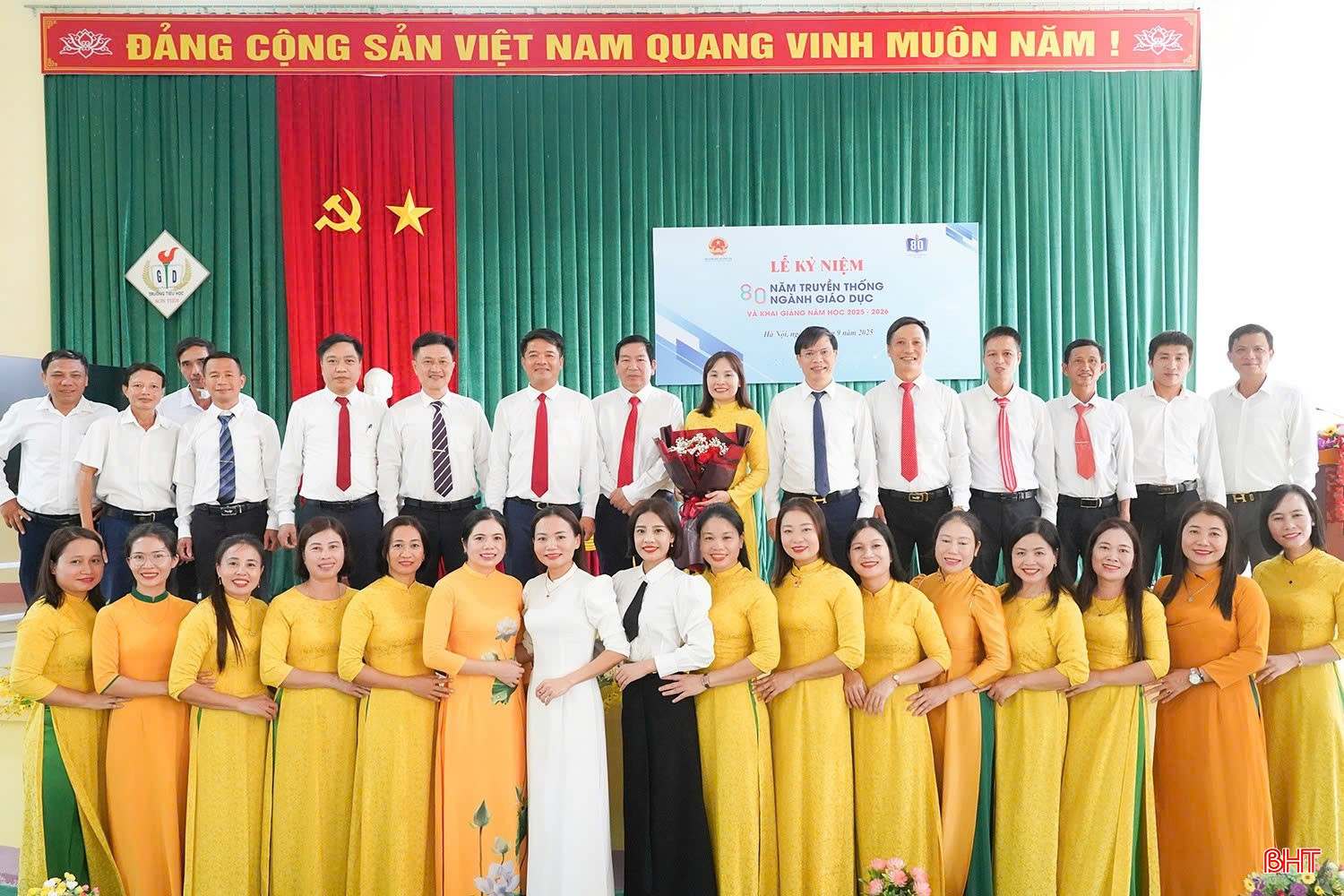 Chủ tịch Ủy ban MTTQ tỉnh Trần Nhật Tân chúc mừng năm học mới tại Trường Tiểu học Sơn Tiến. bqbht_br_z6978718864255-af7ab7974b7f919688bd52c8c8b2882d.jpg