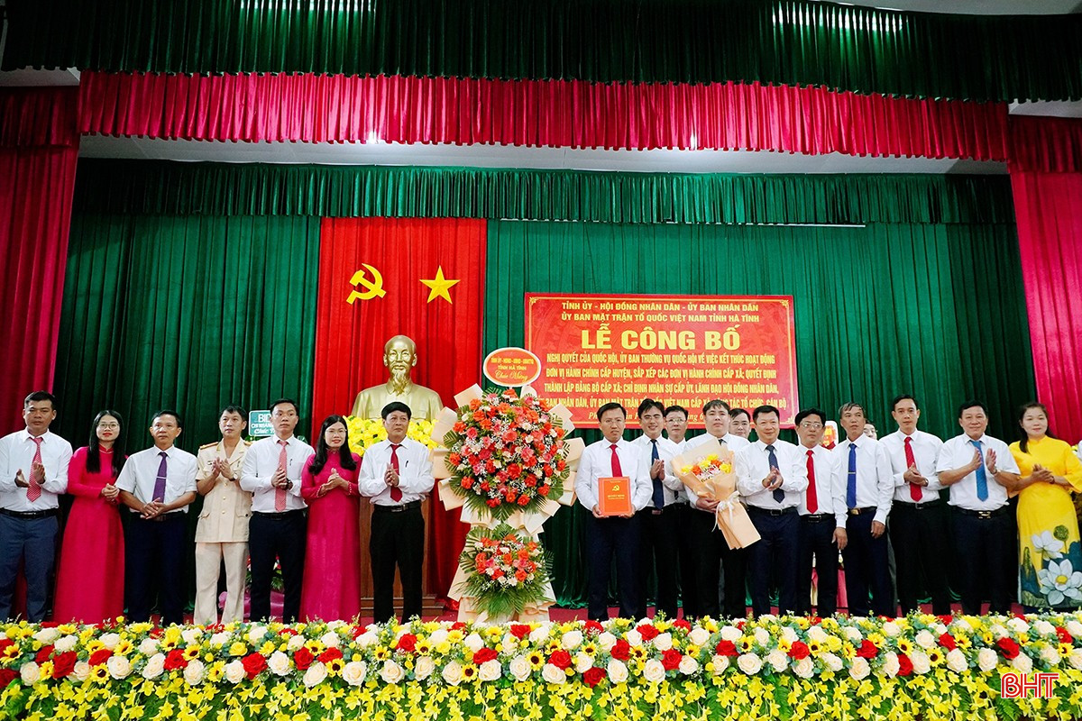 Các quyết định về công tác cán bộ cho phường Trần Phú mới đã được công bố vào ngày 30/6. bqbht_br_513490054-1294559496007625-3923262634773154104-n-9968.jpg