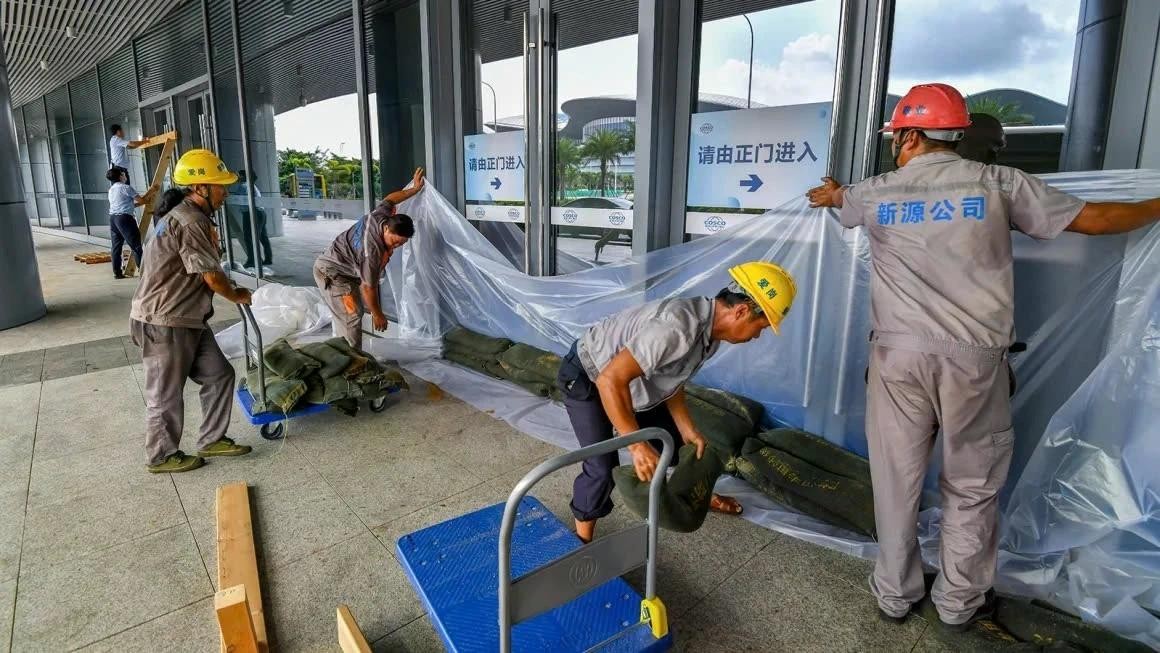 Các nhân viên chuẩn bị ứng phó với siêu bão Yagi đang xếp bao cát tại Cảng Xinhai hôm 4/9 tại Hải Khẩu, Hải Nam. Ảnh: VCG.