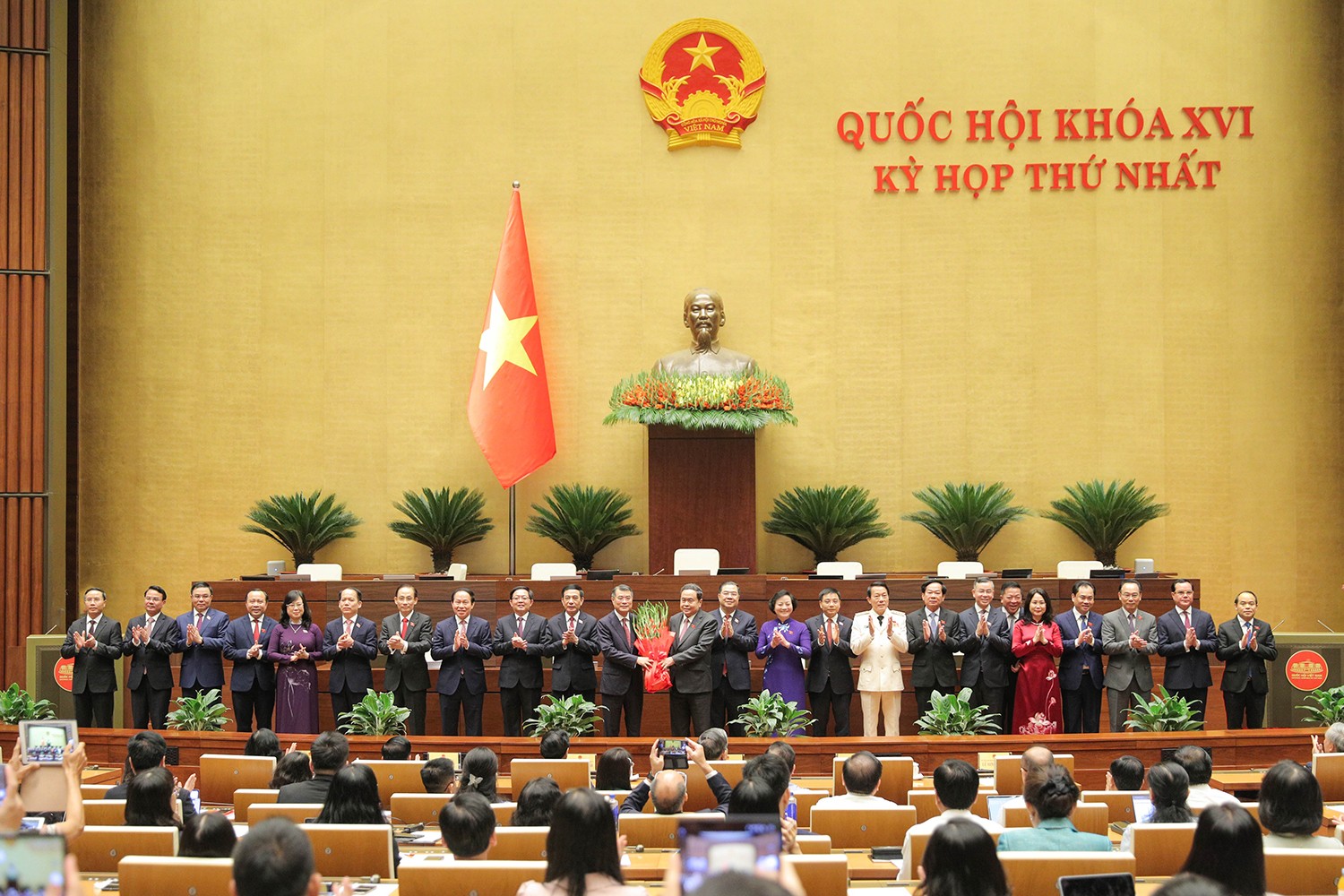 chu-tich-quoc-hoi-tran-thanh-man-tang-hoa-chuc-mung-thanh-vien-chinh-phu.jpg