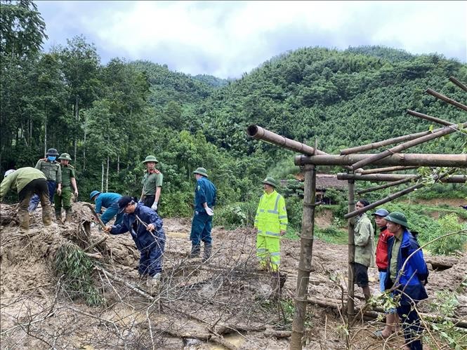 Lực lượng tìm kiếm cứu hộ, cứu nạn tổ chức tìm kiếm các nạn nhân. Ảnh: TTXVN phát